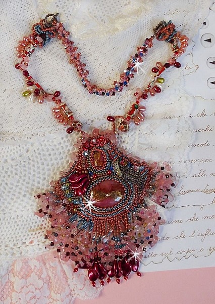 Collier Fleur de Chine brod&eacute; avec des perles de Swarovski, perles artisanales et autres