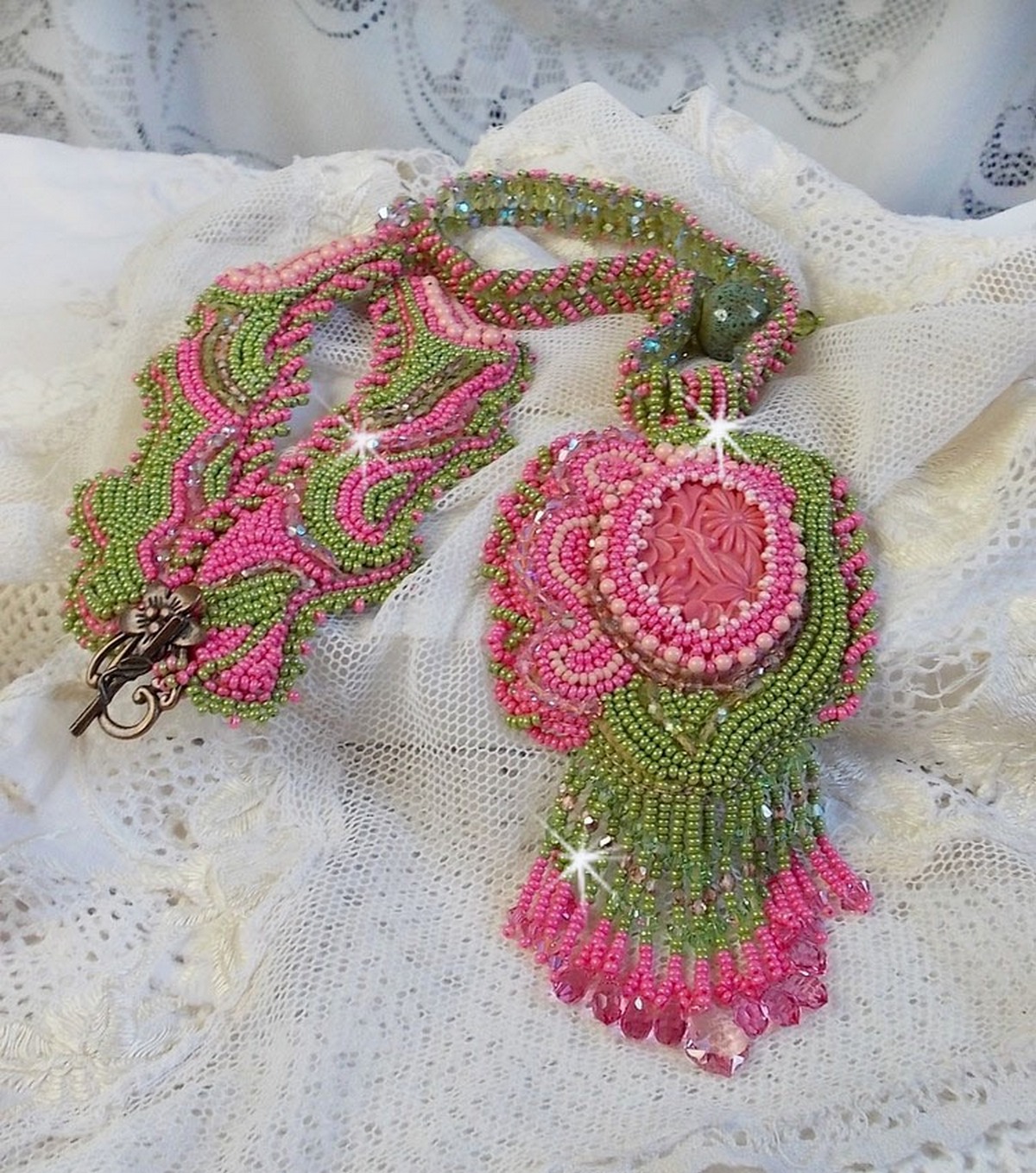 Miss Lady halsband broderat med gröna och rosa fröpärlor och en cabochon i harts.