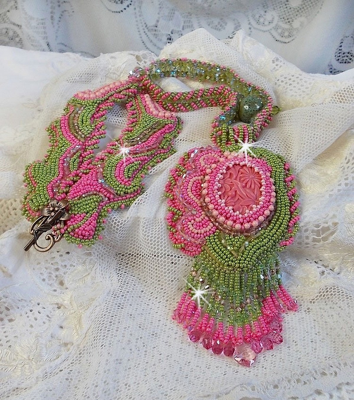 Miss Lady halsband broderat med gr&ouml;na och rosa fr&ouml;p&auml;rlor och en cabochon i harts.