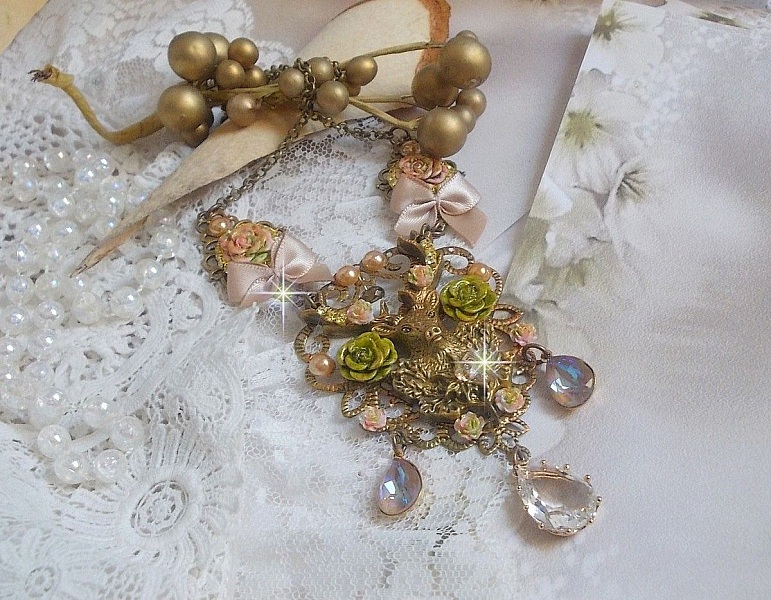 Collier Cerf Fleuri cr&eacute;e avec des cristaux de Swarovski, cabochons en r&eacute;sine, perles en verre, t&ecirc;te de cerf avec bois en m&eacute;tal, pendentif larme en zircon, n&oelig;uds en satin et accessoires en laiton 