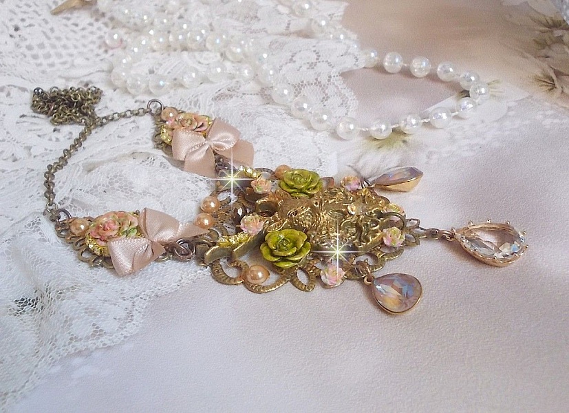 Collier Cerf Fleuri cr&eacute;e avec des cristaux de Swarovski, cabochons en r&eacute;sine, perles en verre, t&ecirc;te de cerf avec bois en m&eacute;tal, pendentif larme en zircon, n&oelig;uds en satin et accessoires en laiton 