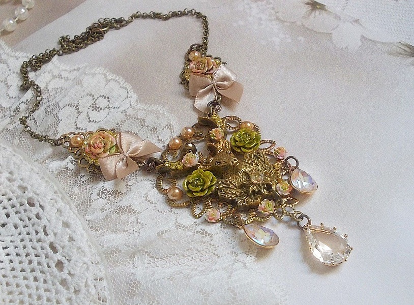 Collier Cerf Fleuri cr&eacute;e avec des cristaux de Swarovski, cabochons en r&eacute;sine, perles en verre, t&ecirc;te de cerf avec bois en m&eacute;tal, pendentif larme en zircon, n&oelig;uds en satin et accessoires en laiton 