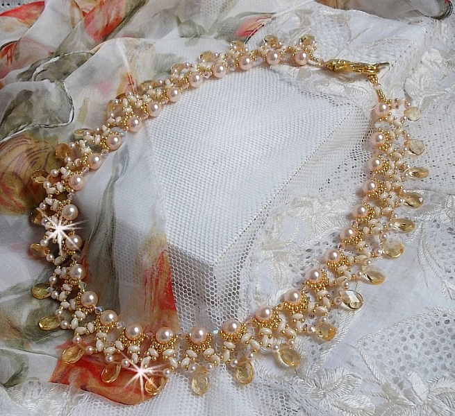 Charmeuse Champagne halsband med Swarovski kristaller och facetterade glasdroppar