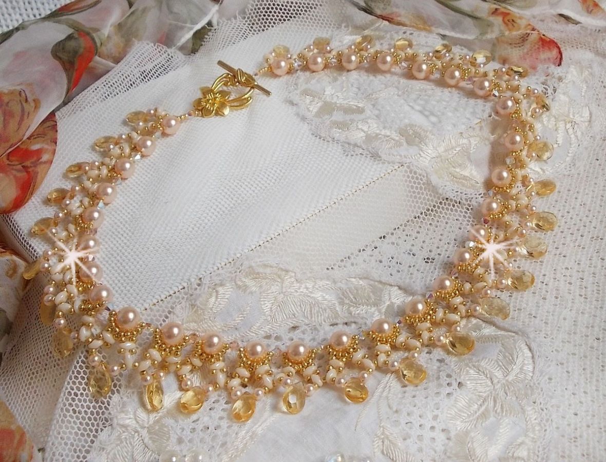 Charmeuse Champagne halsband med Swarovski kristaller och facetterade glasdroppar