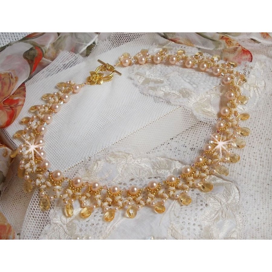 Charmeuse Champagne halsband med Swarovski kristaller och facetterade glasdroppar