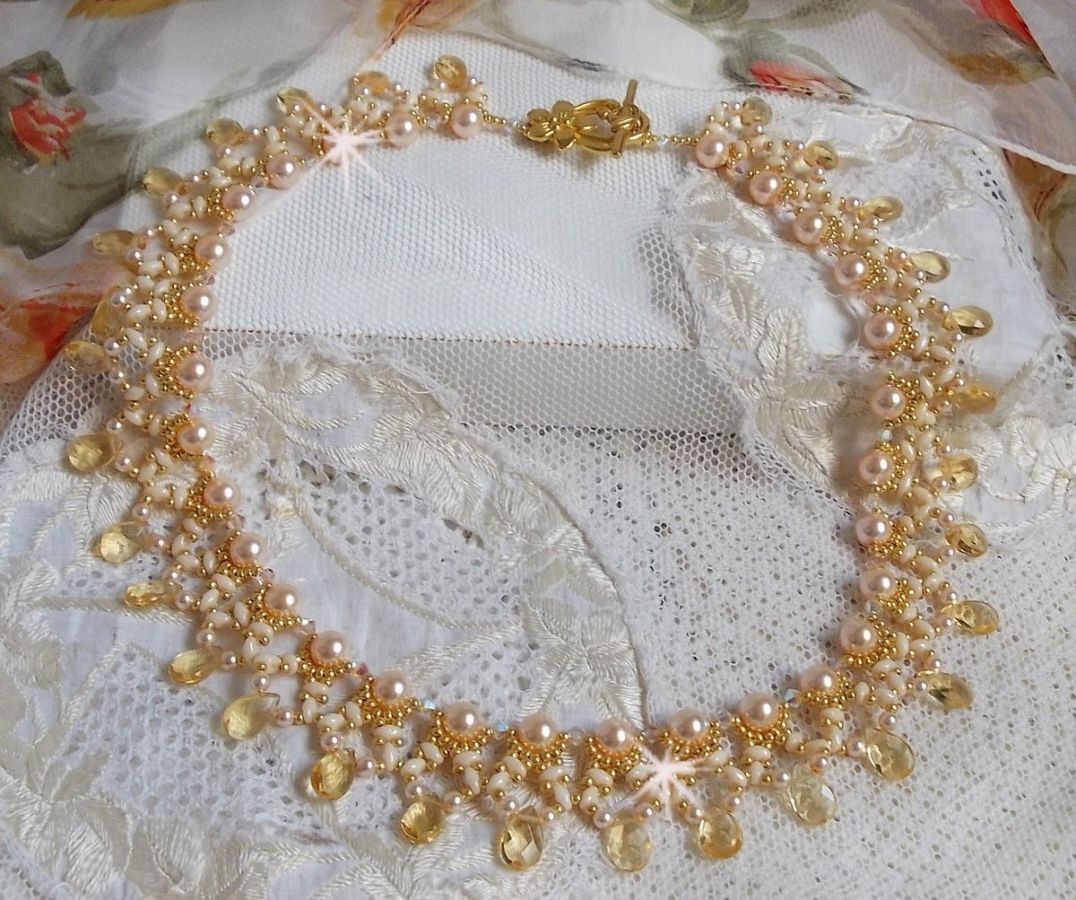 Charmeuse Champagne halsband med Swarovski kristaller och facetterade glasdroppar