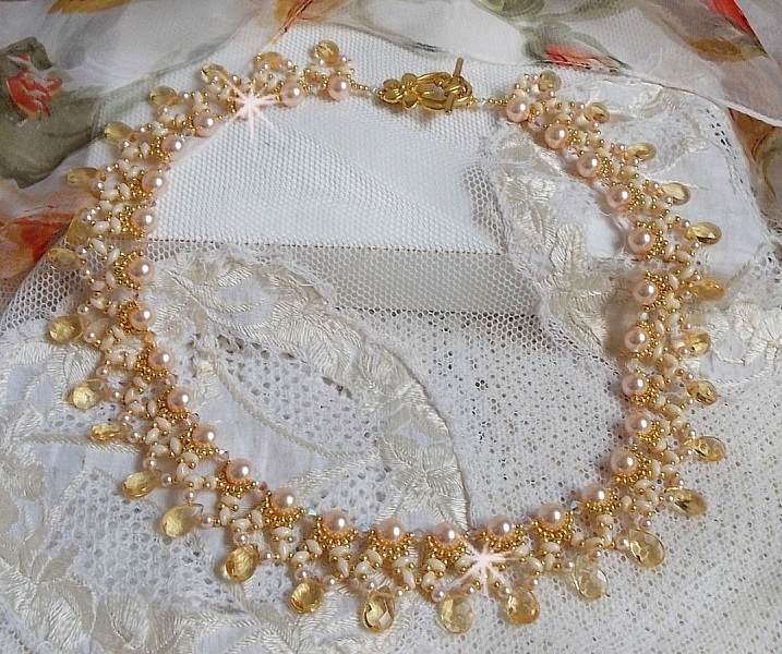 Charmeuse Champagne halsband med Swarovski kristaller och facetterade glasdroppar