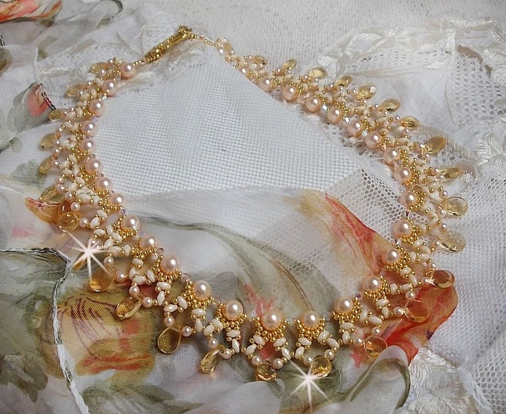 Charmeuse Champagne halsband med Swarovski kristaller och facetterade glasdroppar