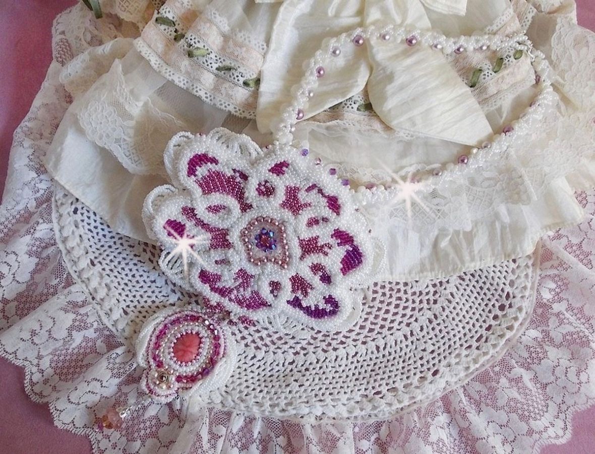 Chloé halsband broderat med fina pärlspetsar, Swarovskikristaller, pärlpärlor och Miyuki fröpärlor.