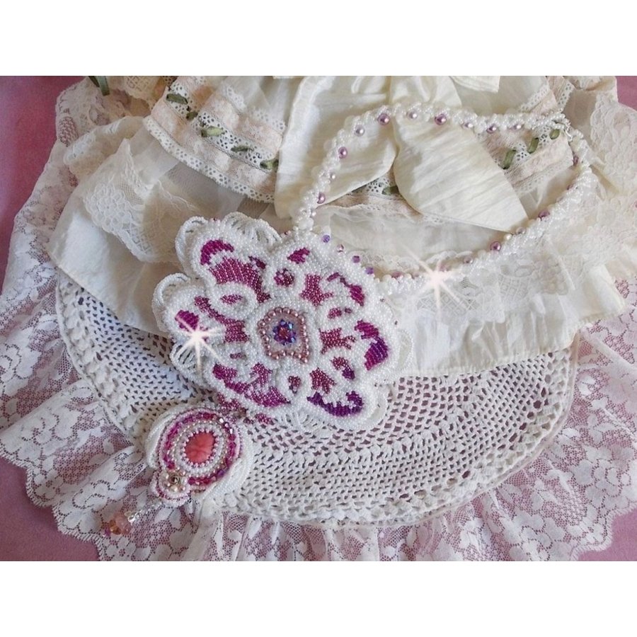 Chloé halsband broderat med fina pärlspetsar, Swarovskikristaller, pärlpärlor och Miyuki fröpärlor.