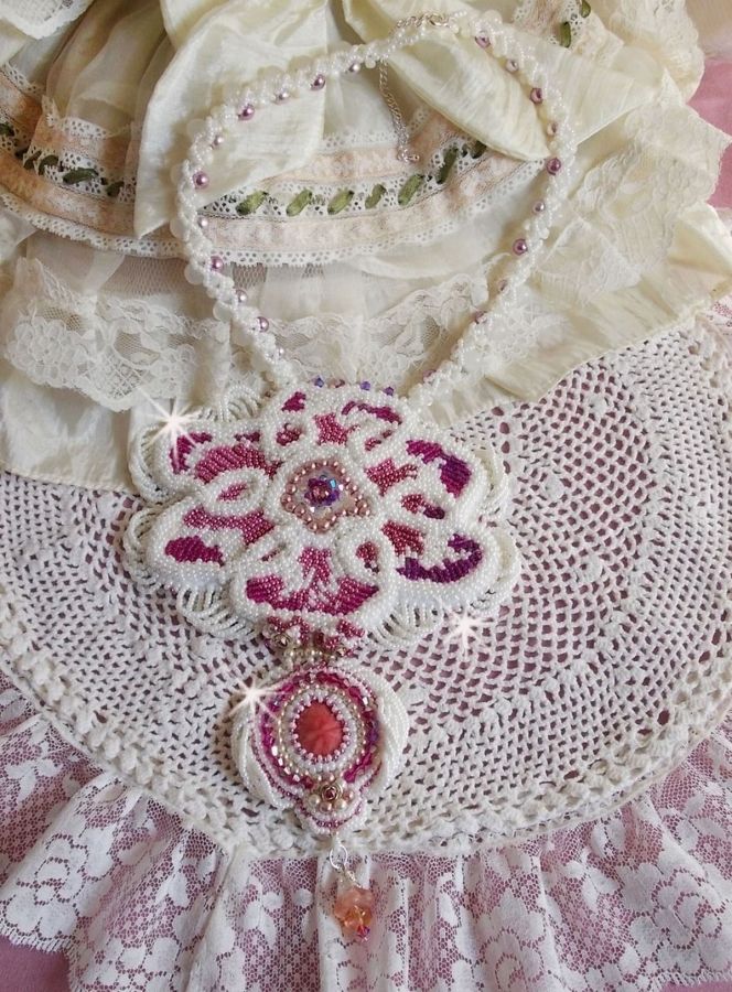 Chloé halsband broderat med fina pärlspetsar, Swarovskikristaller, pärlpärlor och Miyuki fröpärlor.
