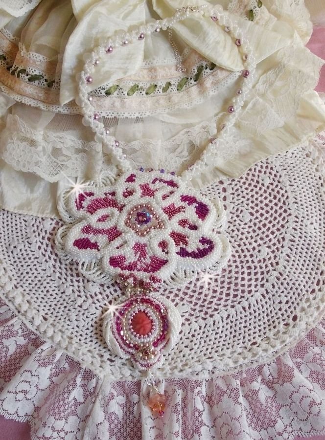 Chloé halsband broderat med fina pärlspetsar, Swarovskikristaller, pärlpärlor och Miyuki fröpärlor.
