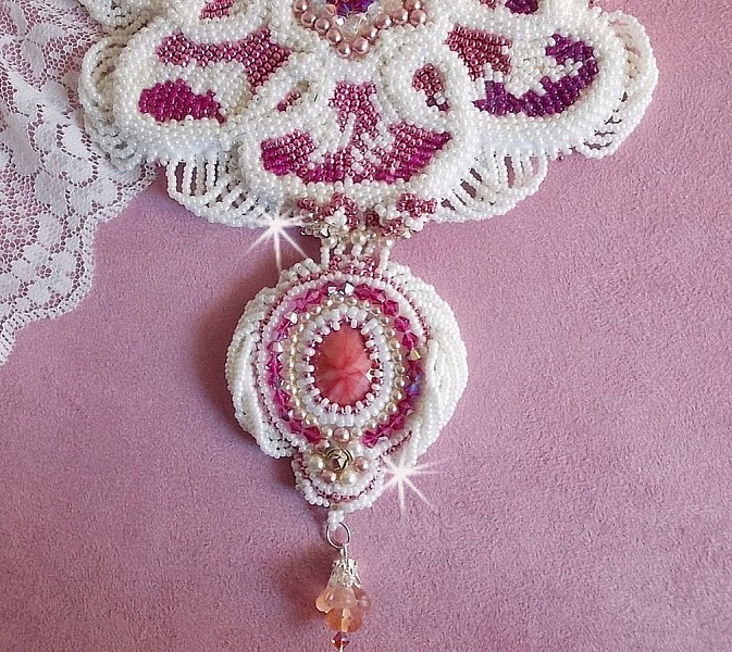 Chlo&eacute; halsband broderat med fina p&auml;rlspetsar, Swarovskikristaller, p&auml;rlp&auml;rlor och Miyuki fr&ouml;p&auml;rlor.