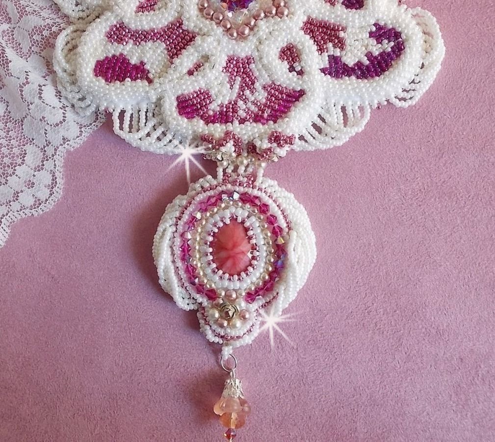 Chloé halsband broderat med fina pärlspetsar, Swarovskikristaller, pärlpärlor och Miyuki fröpärlor.