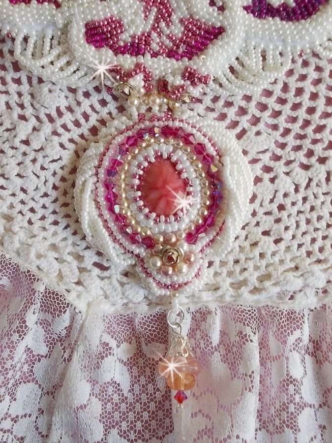Chloé halsband broderat med fina pärlspetsar, Swarovskikristaller, pärlpärlor och Miyuki fröpärlor.