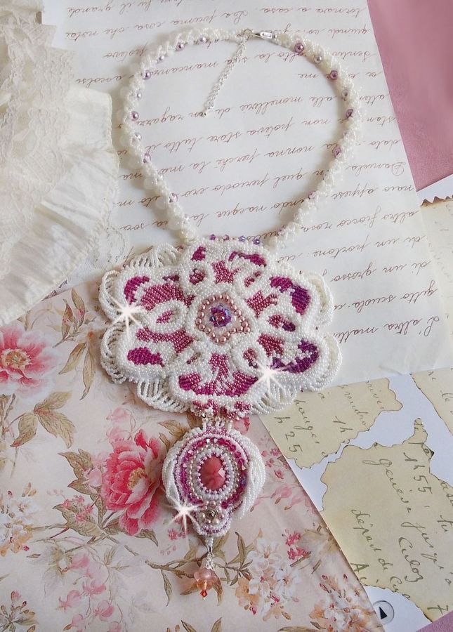 Chloé halsband broderat med fina pärlspetsar, Swarovskikristaller, pärlpärlor och Miyuki fröpärlor.