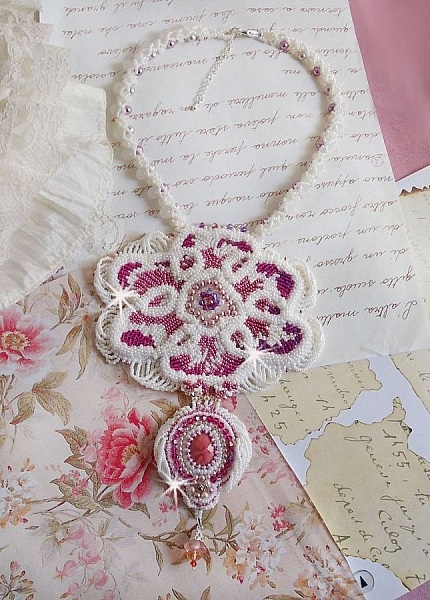 Chlo&eacute; halsband broderat med fina p&auml;rlspetsar, Swarovskikristaller, p&auml;rlp&auml;rlor och Miyuki fr&ouml;p&auml;rlor.