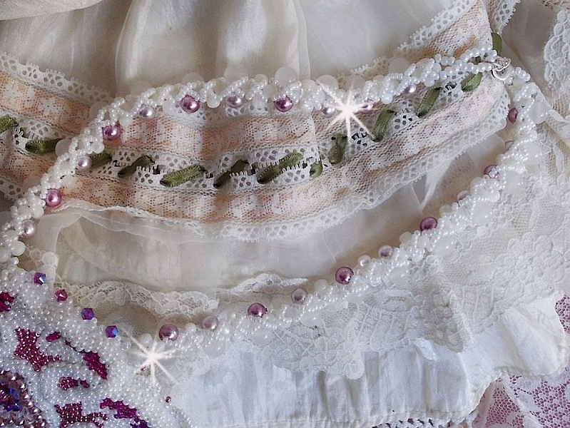 Chlo&eacute; halsband broderat med fina p&auml;rlspetsar, Swarovskikristaller, p&auml;rlp&auml;rlor och Miyuki fr&ouml;p&auml;rlor.