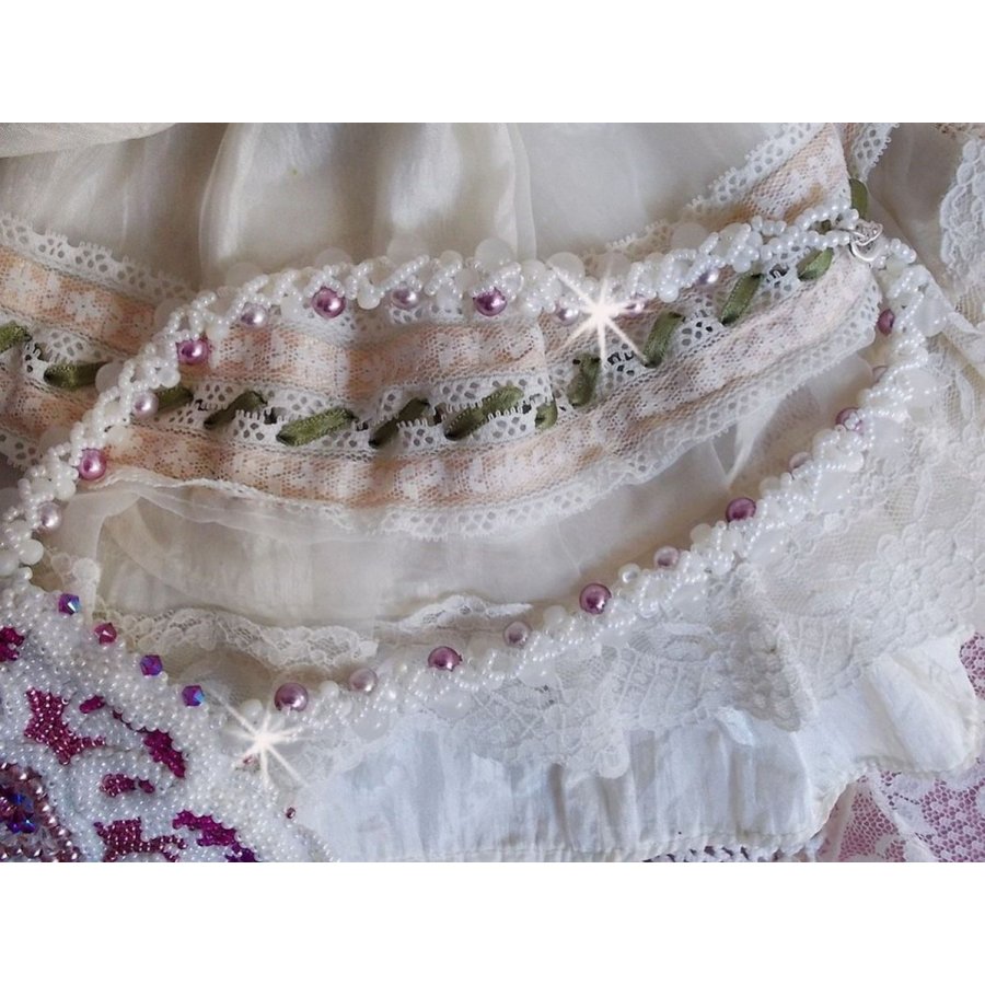 Chloé halsband broderat med fina pärlspetsar, Swarovskikristaller, pärlpärlor och Miyuki fröpärlor.