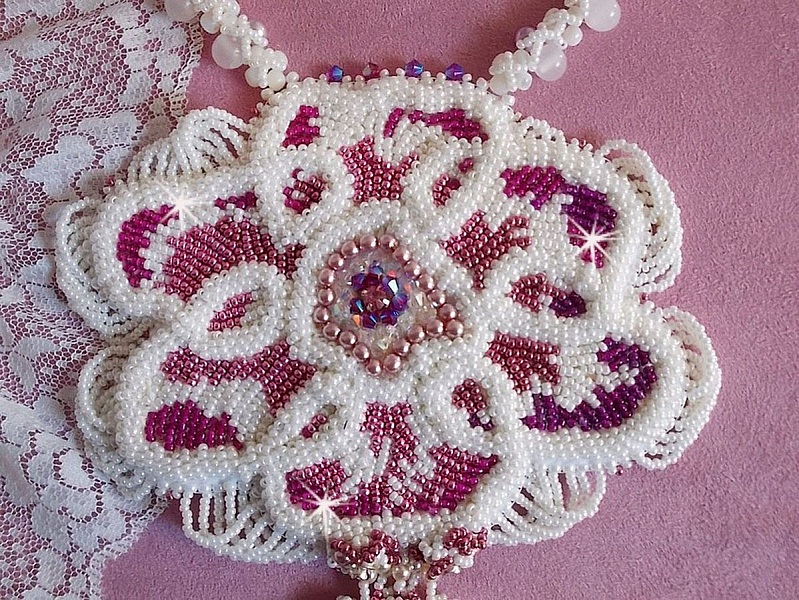Chlo&eacute; halsband broderat med fina p&auml;rlspetsar, Swarovskikristaller, p&auml;rlp&auml;rlor och Miyuki fr&ouml;p&auml;rlor.