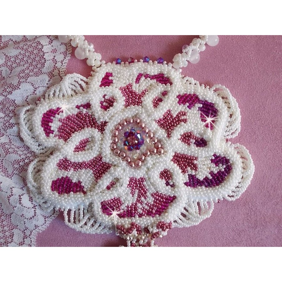 Chloé halsband broderat med fina pärlspetsar, Swarovskikristaller, pärlpärlor och Miyuki fröpärlor.