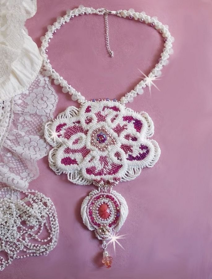 Chloé halsband broderat med fina pärlspetsar, Swarovskikristaller, pärlpärlor och Miyuki fröpärlor.