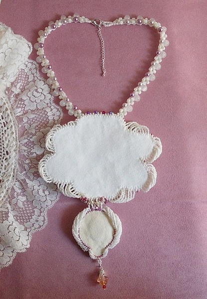 Chlo&eacute; halsband broderat med fina p&auml;rlspetsar, Swarovskikristaller, p&auml;rlp&auml;rlor och Miyuki fr&ouml;p&auml;rlor.