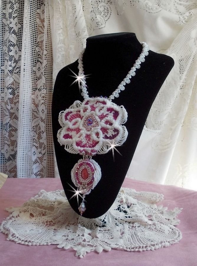 Chloé halsband broderat med fina pärlspetsar, Swarovskikristaller, pärlpärlor och Miyuki fröpärlor.