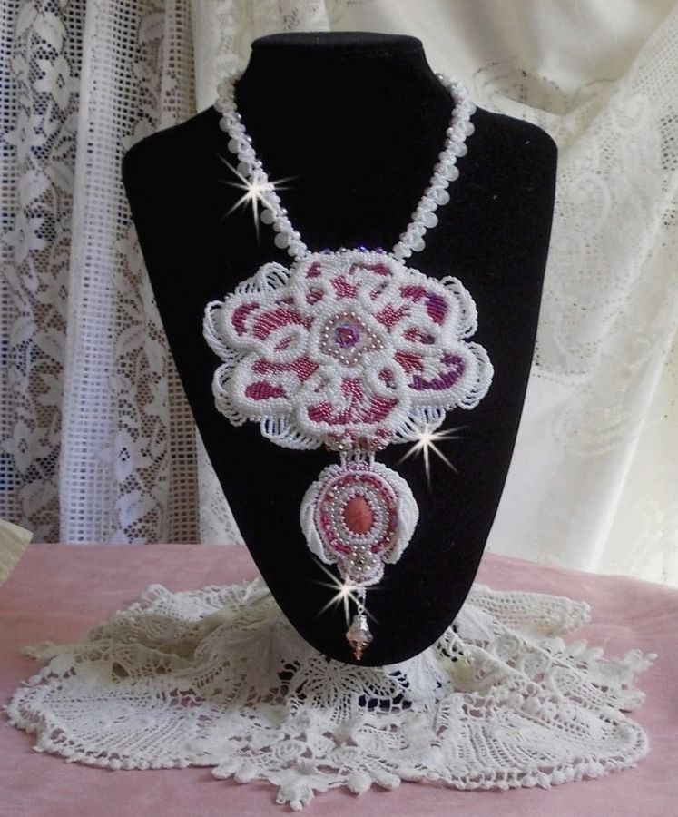 Chloé halsband broderat med fina pärlspetsar, Swarovskikristaller, pärlpärlor och Miyuki fröpärlor.