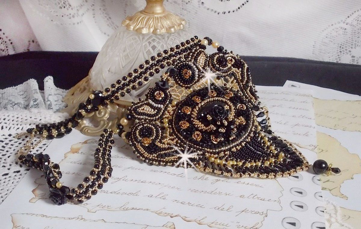 Cleopatra halsband broderat med svart onyx, pärlor och fröpärlor 
