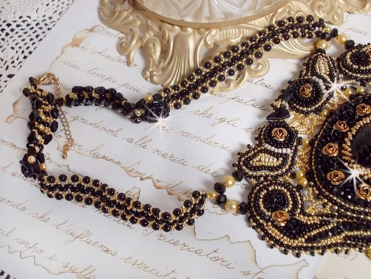 Cleopatra halsband broderat med svart onyx, pärlor och fröpärlor 