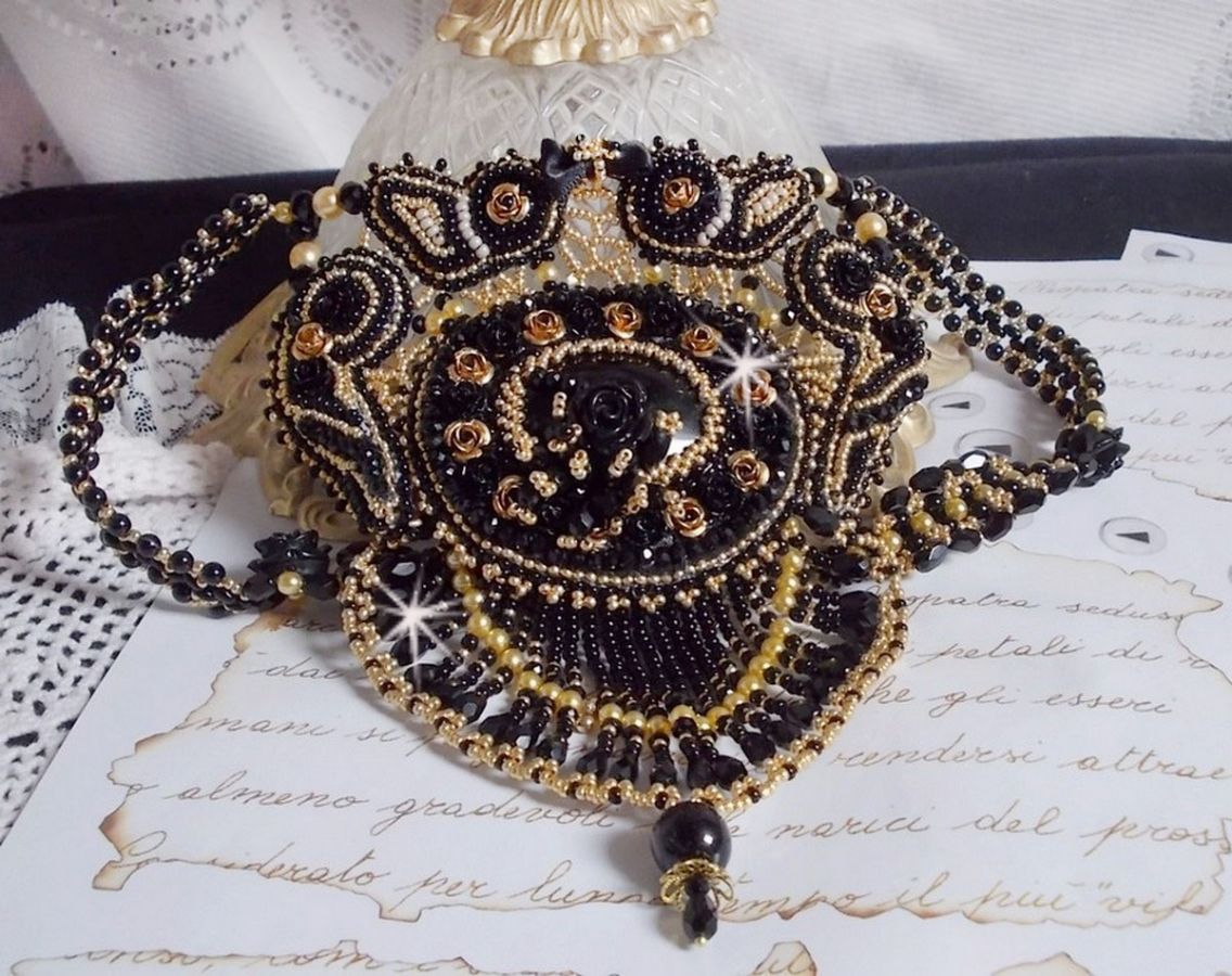 Cleopatra halsband broderat med svart onyx, pärlor och fröpärlor 