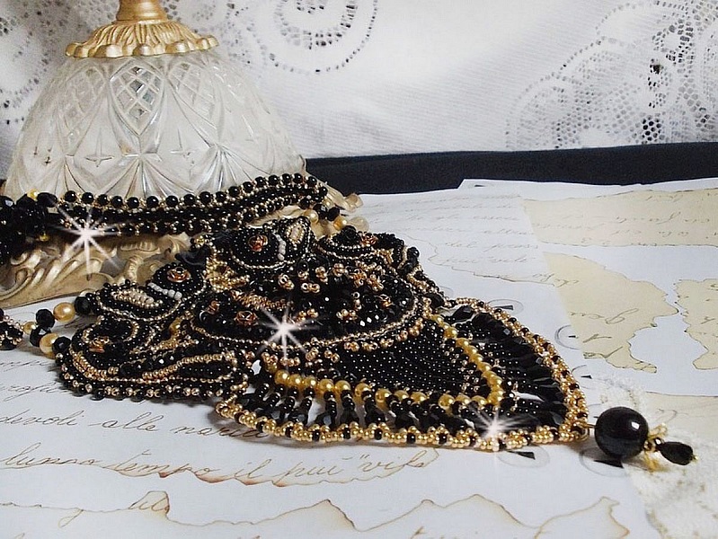 Cleopatra halsband broderat med svart onyx, p&auml;rlor och fr&ouml;p&auml;rlor 