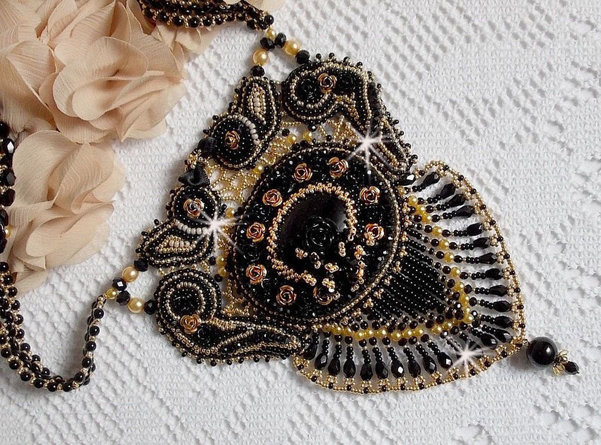 Cleopatra halsband broderat med svart onyx, pärlor och fröpärlor 