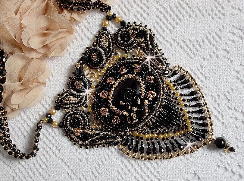 Cleopatra halsband broderat med svart onyx, p&auml;rlor och fr&ouml;p&auml;rlor 