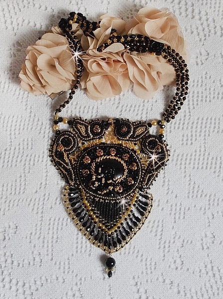 Cleopatra halsband broderat med svart onyx, p&auml;rlor och fr&ouml;p&auml;rlor 
