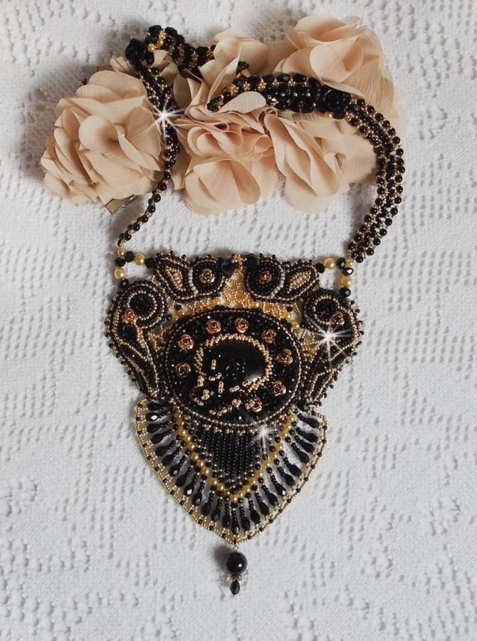 Cleopatra halsband broderat med svart onyx, pärlor och fröpärlor 