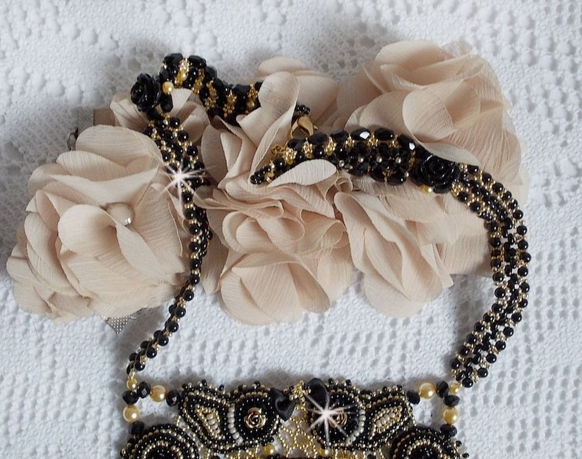 Cleopatra halsband broderat med svart onyx, pärlor och fröpärlor 