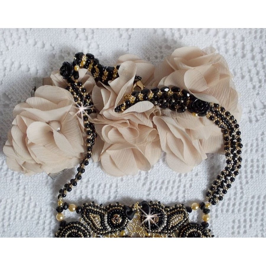 Cleopatra halsband broderat med svart onyx, pärlor och fröpärlor 