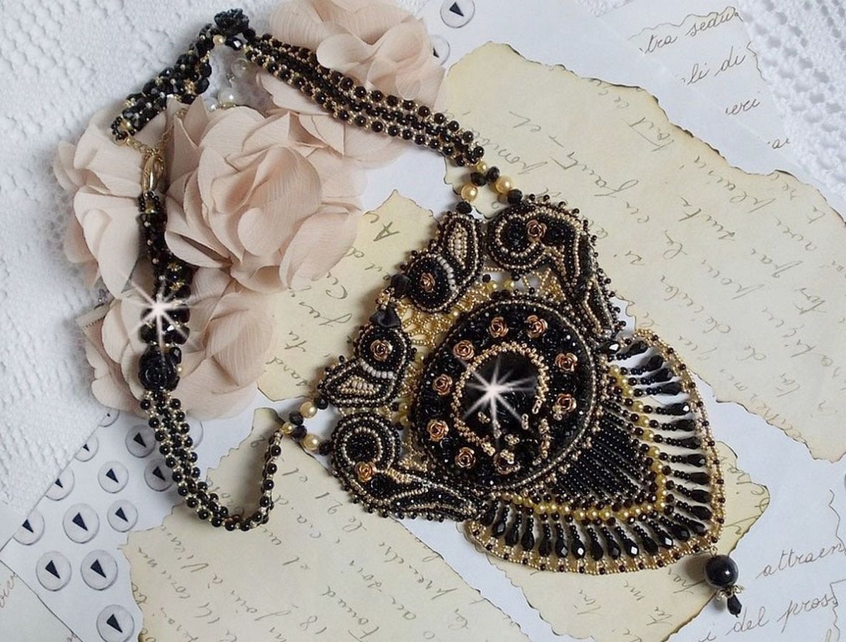 Cleopatra halsband broderat med svart onyx, pärlor och fröpärlor 