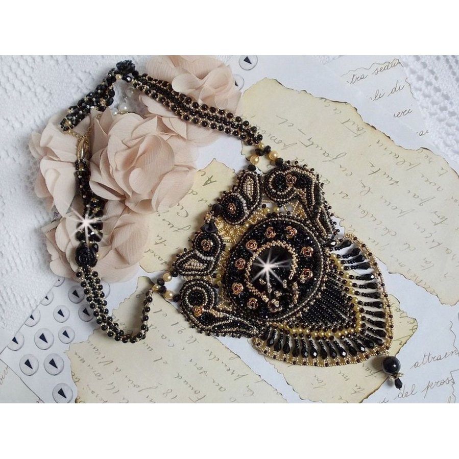 Cleopatra halsband broderat med svart onyx, pärlor och fröpärlor 