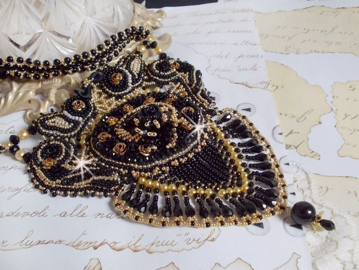 Cleopatra halsband broderat med svart onyx, pärlor och fröpärlor 
