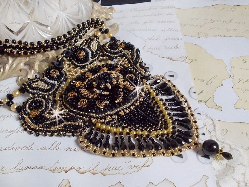 Cleopatra halsband broderat med svart onyx, p&auml;rlor och fr&ouml;p&auml;rlor 