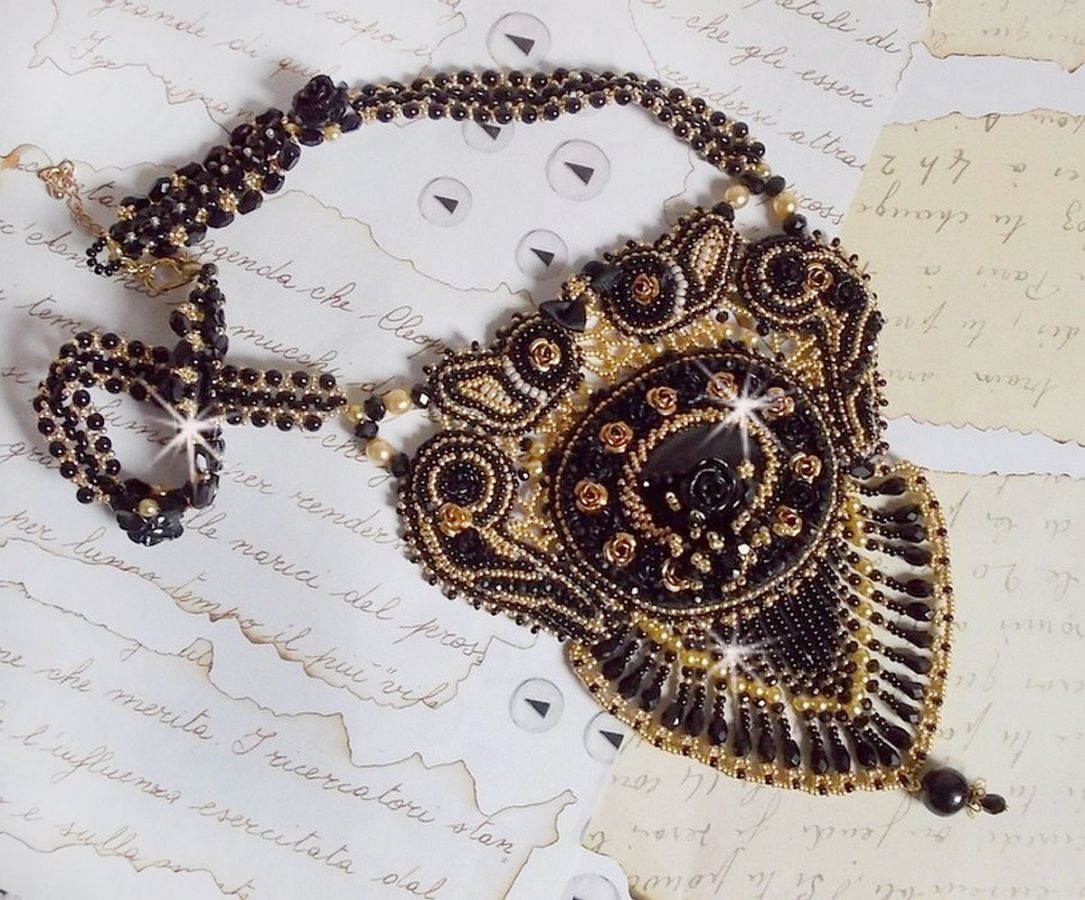 Cleopatra halsband broderat med svart onyx, pärlor och fröpärlor 