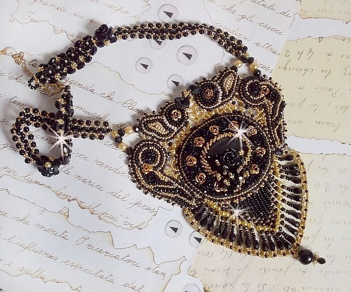 Cleopatra halsband broderat med svart onyx, p&auml;rlor och fr&ouml;p&auml;rlor 