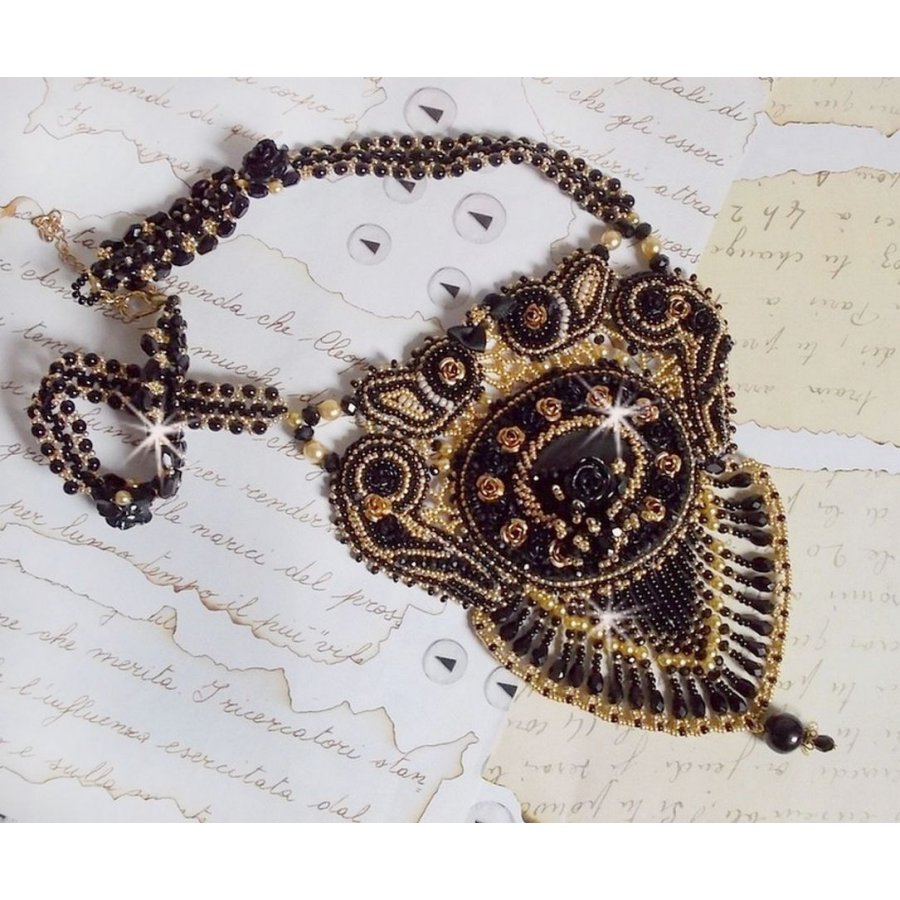 Cleopatra halsband broderat med svart onyx, pärlor och fröpärlor 