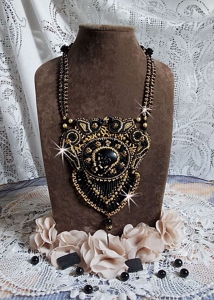 Cleopatra halsband broderat med svart onyx, p&auml;rlor och fr&ouml;p&auml;rlor 