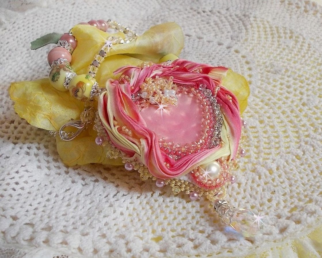 Tender Heart halsband broderat med rosa och gult sidenband, keramikpärlor, Swarovskikristaller och fröpärlor.