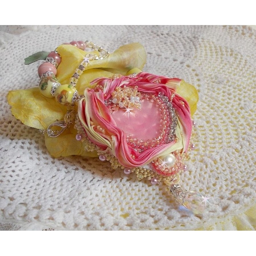 Tender Heart halsband broderat med rosa och gult sidenband, keramikpärlor, Swarovskikristaller och fröpärlor.