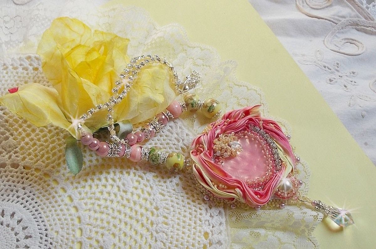 Tender Heart halsband broderat med rosa och gult sidenband, keramikpärlor, Swarovskikristaller och fröpärlor.